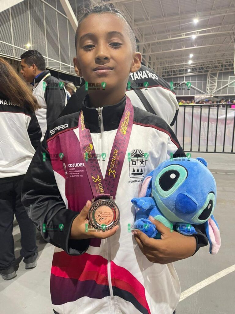 Felicita gobierno de Puerto Morelos a destacados jóvenes deportistas