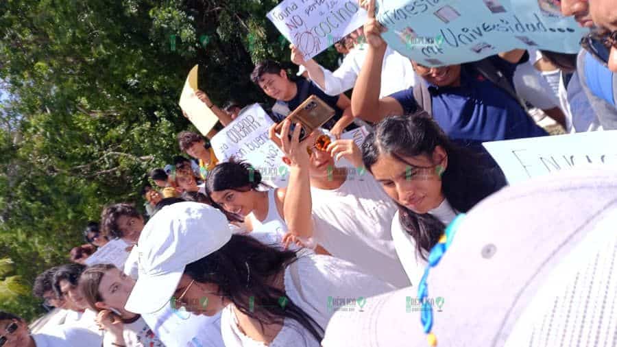 Se manifiestan estudiantes de la UT en Playa del Carmen