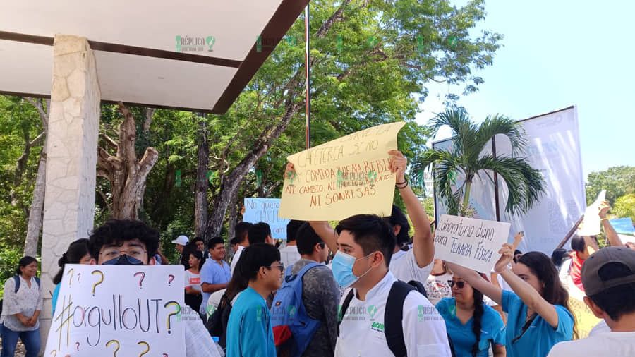 Se manifiestan estudiantes de la UT en Playa del Carmen