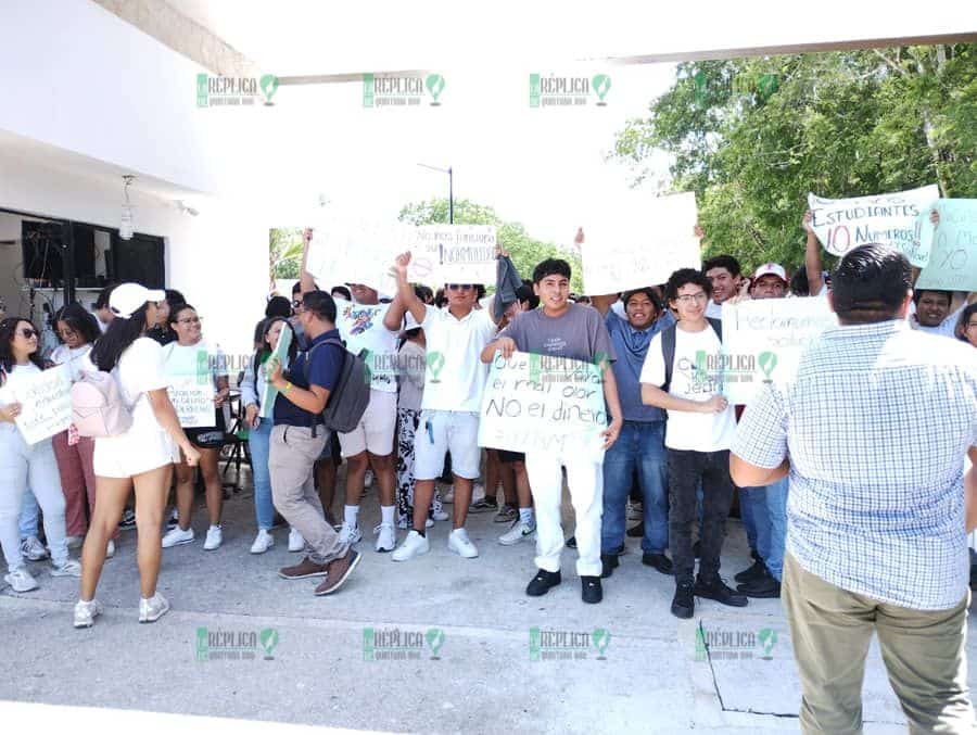 Se manifiestan estudiantes de la UT en Playa del Carmen