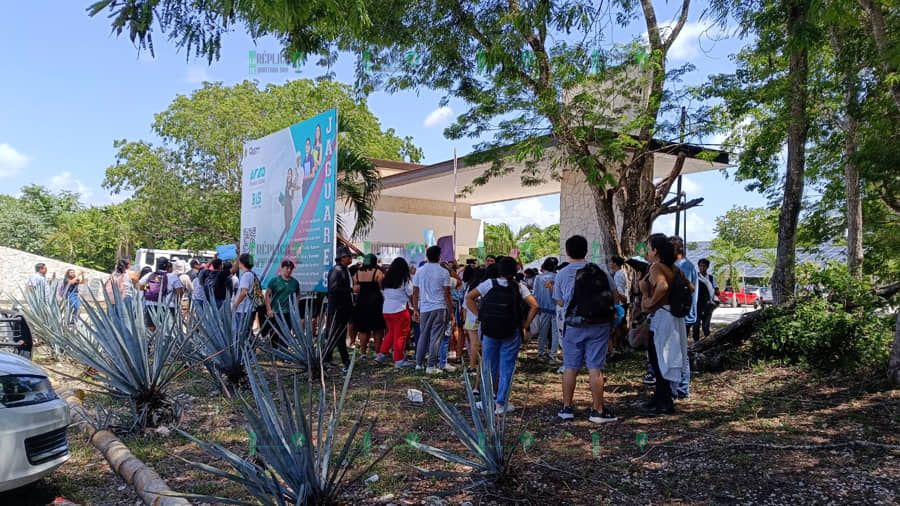 Se manifiestan estudiantes de la UT en Playa del Carmen