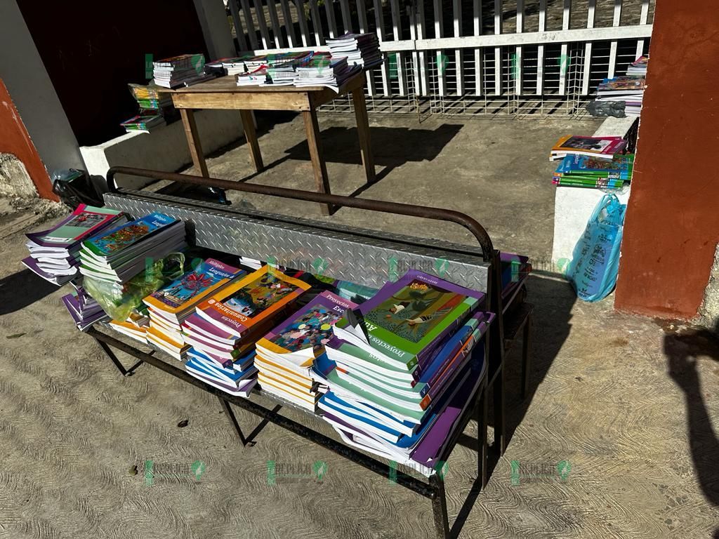 Regresan padres en Cobá libros de textos a administración de escuela primaria