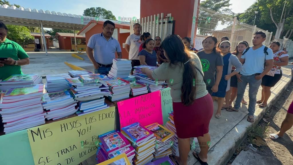 Regresan padres en Cobá libros de textos a administración de escuela primaria