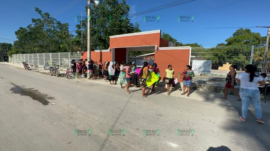 Regresan padres en Cobá libros de textos a administración de escuela primaria