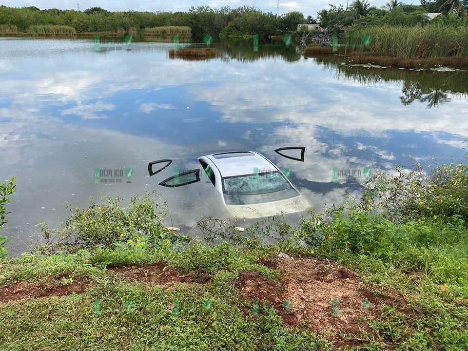 Termina auto sumergido en una laguna, en la colonia Nuevo Progreso de Chetumal