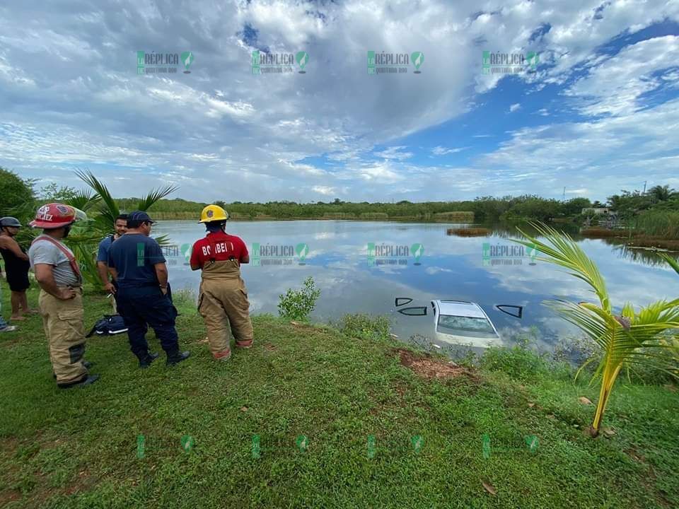 Termina auto sumergido en una laguna, en la colonia Nuevo Progreso de Chetumal