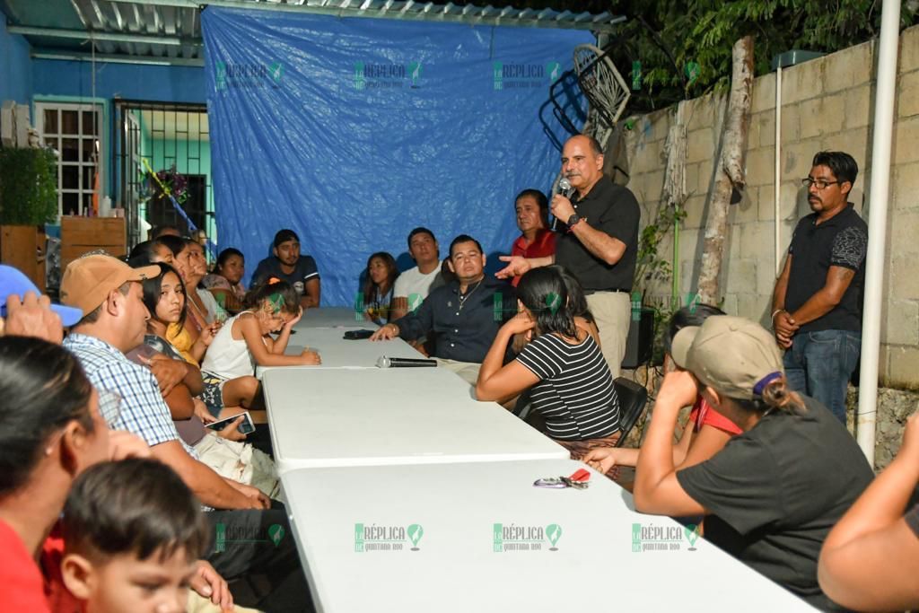 Piden se reparen terracerías porque infantes acuden a escuela entre lodo y charcos.