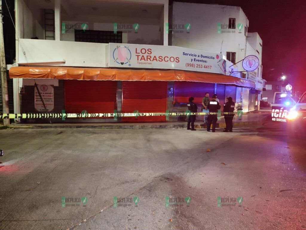 Balean fachada de la taquería 'Los Tarascos', en la avenida La Luna de Cancún