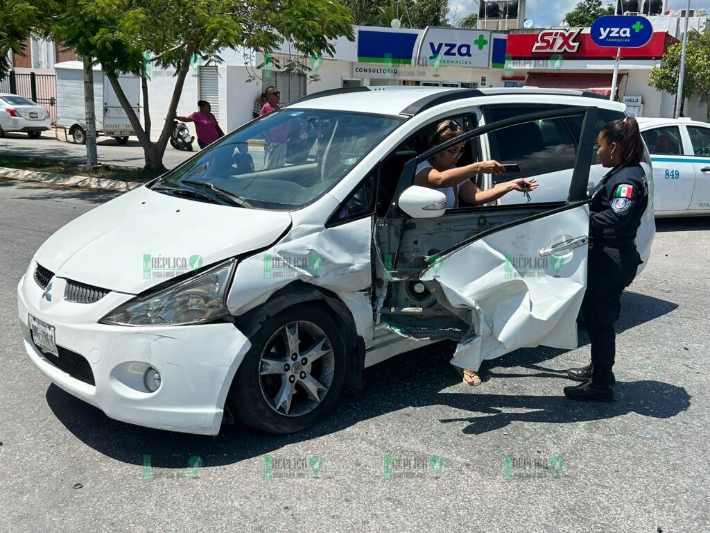 Conductora se vuela el alto y choca contra camioneta en Playa del Carmen; sale lesionada