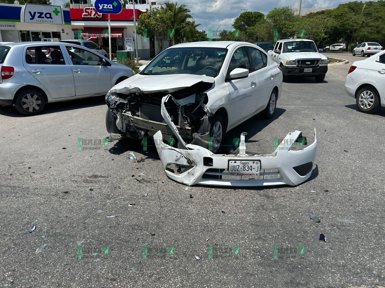 Conductora se vuela el alto y choca contra camioneta en Playa del Carmen; sale lesionada