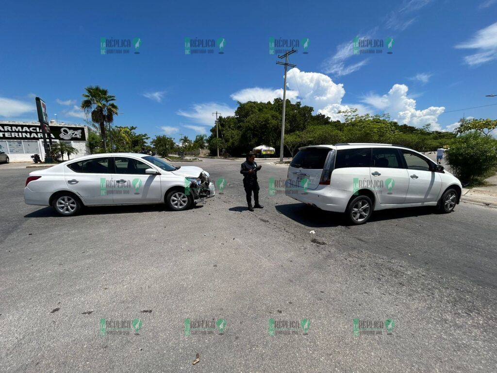 Conductora se vuela el alto y choca contra camioneta en Playa del Carmen; sale lesionada