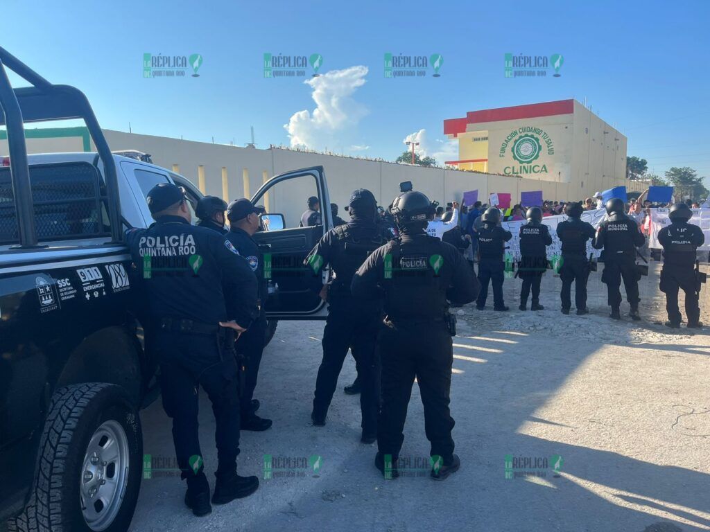 Protestan vecinos en el acceso a la colonia Santa Cecilia de Cancún