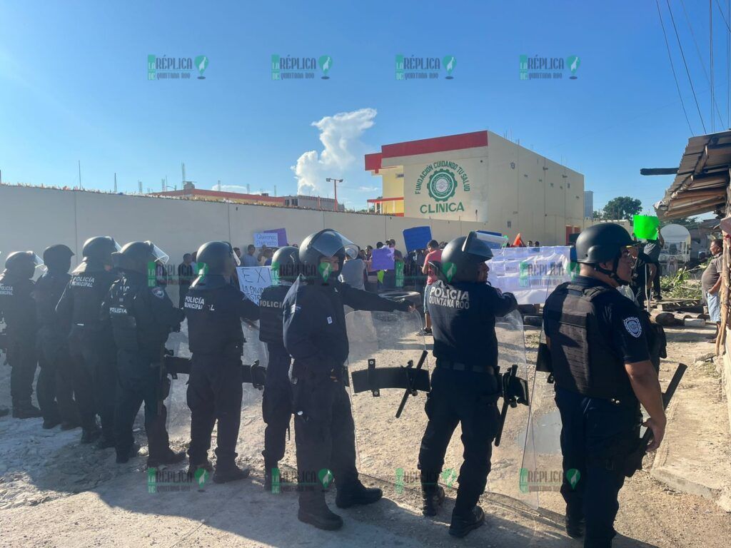 Protestan vecinos en el acceso a la colonia Santa Cecilia de Cancún