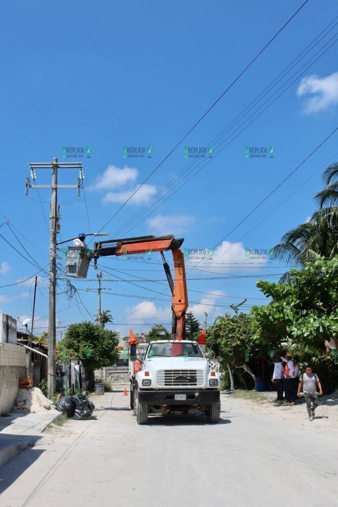 Conforme al compromiso de la presidenta municipal, continúa la renovación de la red de alumbrado en Puerto Morelos