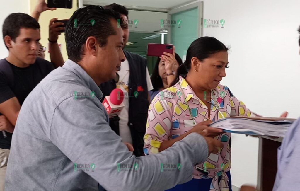 Protestan padres de familia contra libros de texto en Cancún