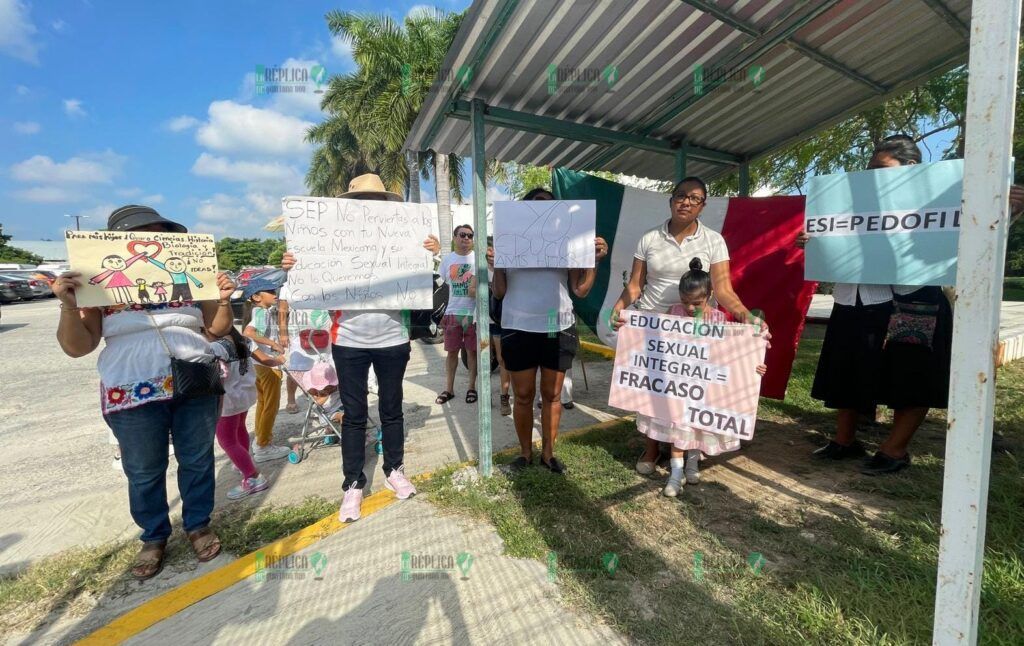 Protestan padres de familia contra libros de texto en Cancún