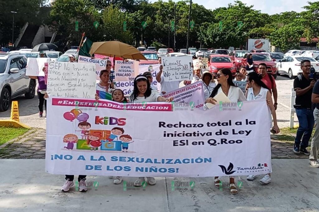 Protestan padres de familia contra libros de texto en Cancún