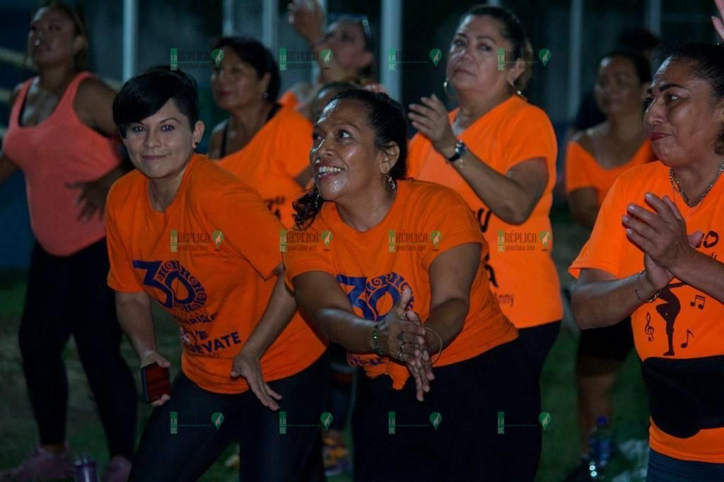 Celebran Dia Naranja bailando en Puerto Aventuras