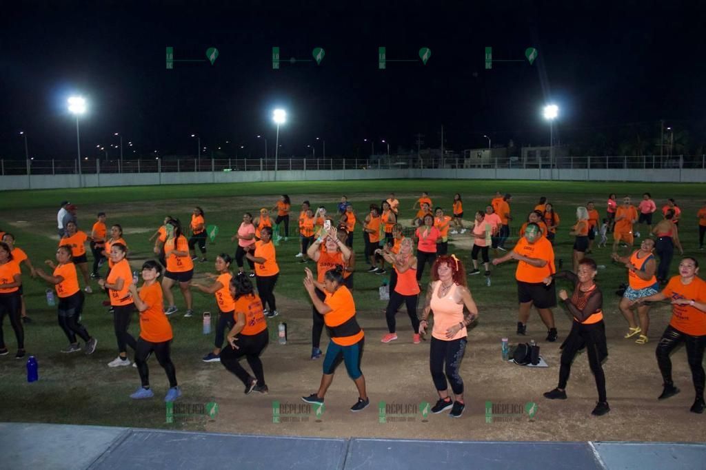 Celebran Dia Naranja bailando en Puerto Aventuras