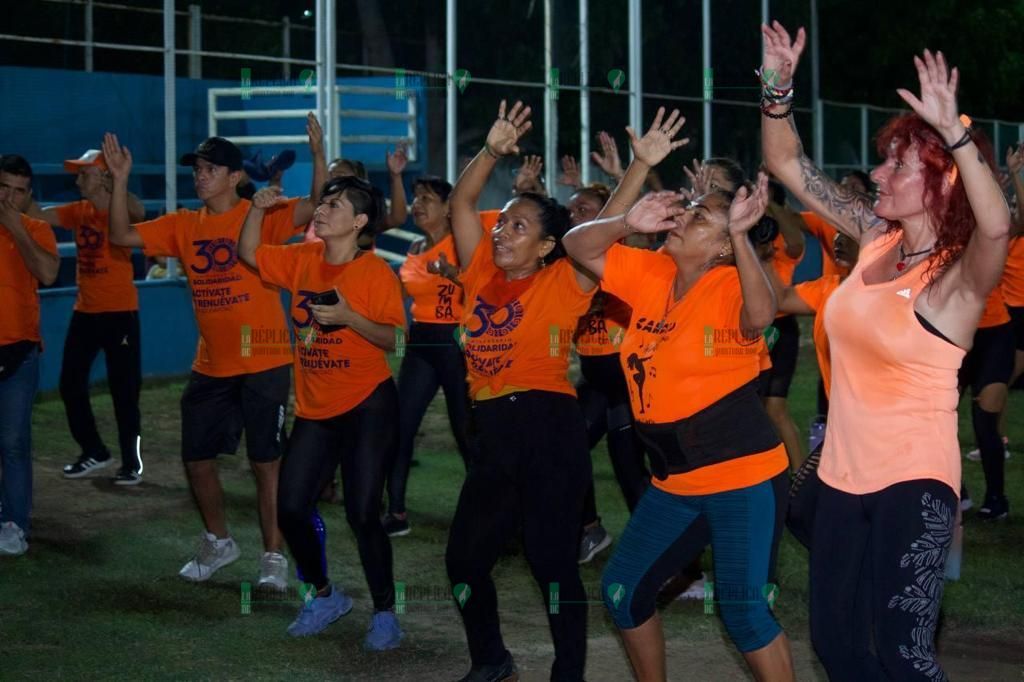 Celebran Dia Naranja bailando en Puerto Aventuras