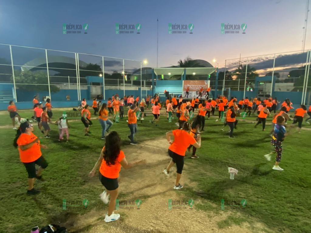 Celebran Dia Naranja bailando en Puerto Aventuras