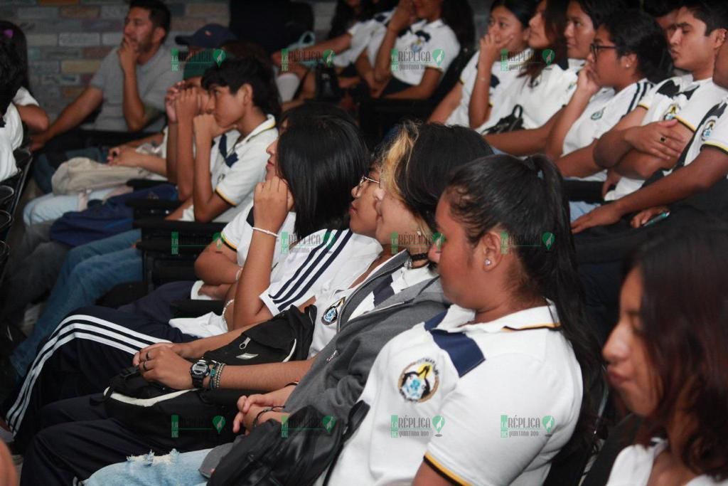 El apneista solidarense Pedro Tapia imparte charla a jóvenes estudiantes del CETMAR