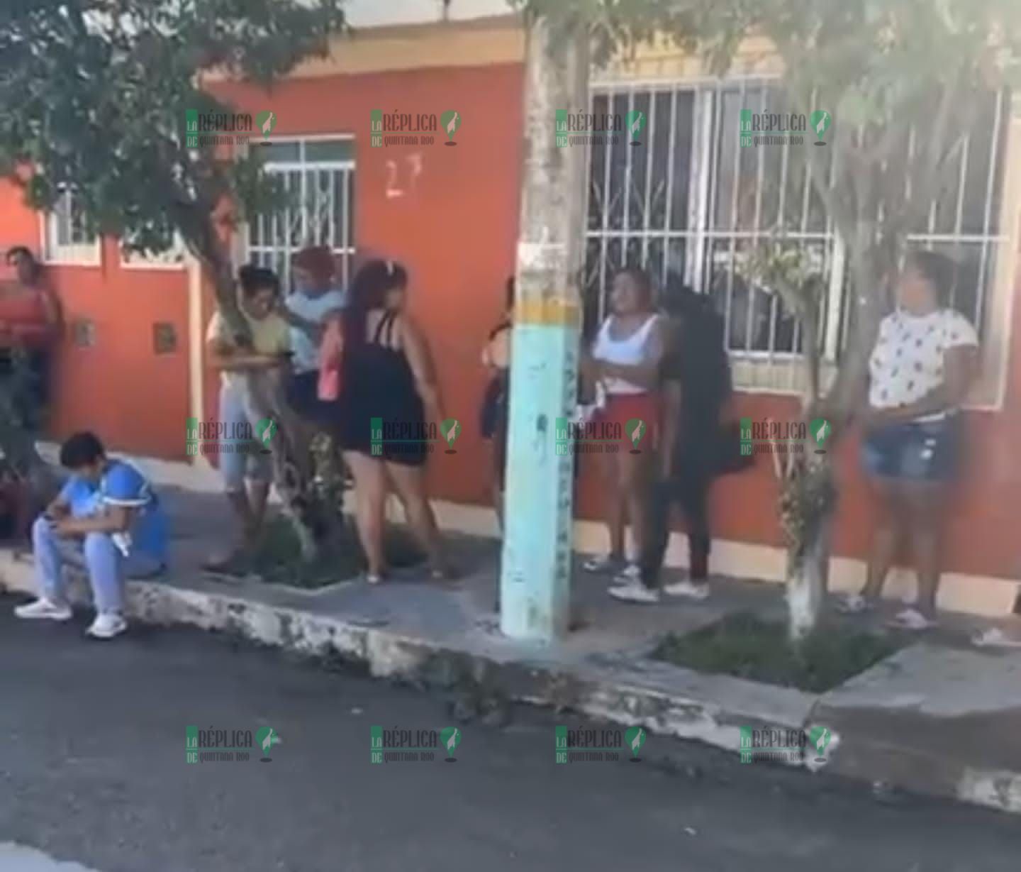 Exigen destitución de maestro, acusado de dar nalgada a alumna de primaria en Chetumal