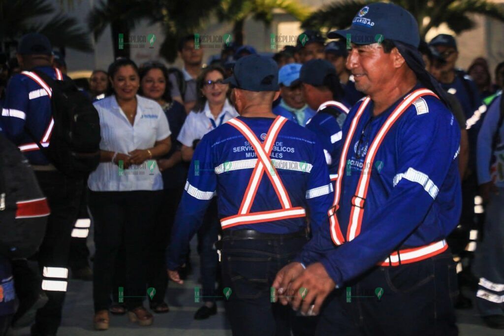 Lili Campos dignifica a personal de servicios públicos con más uniformes