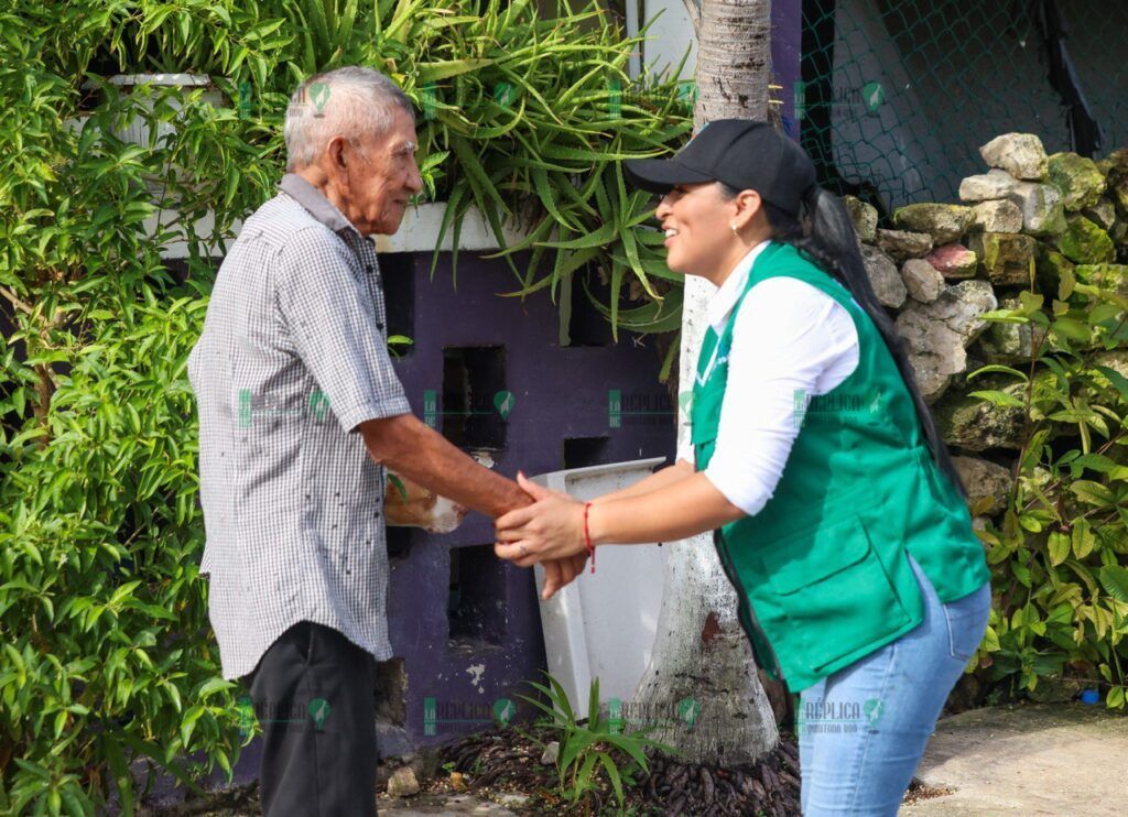 “Limpiamos tu colonia” embellece la calle almendros, en la región 17 de Puerto Morelos