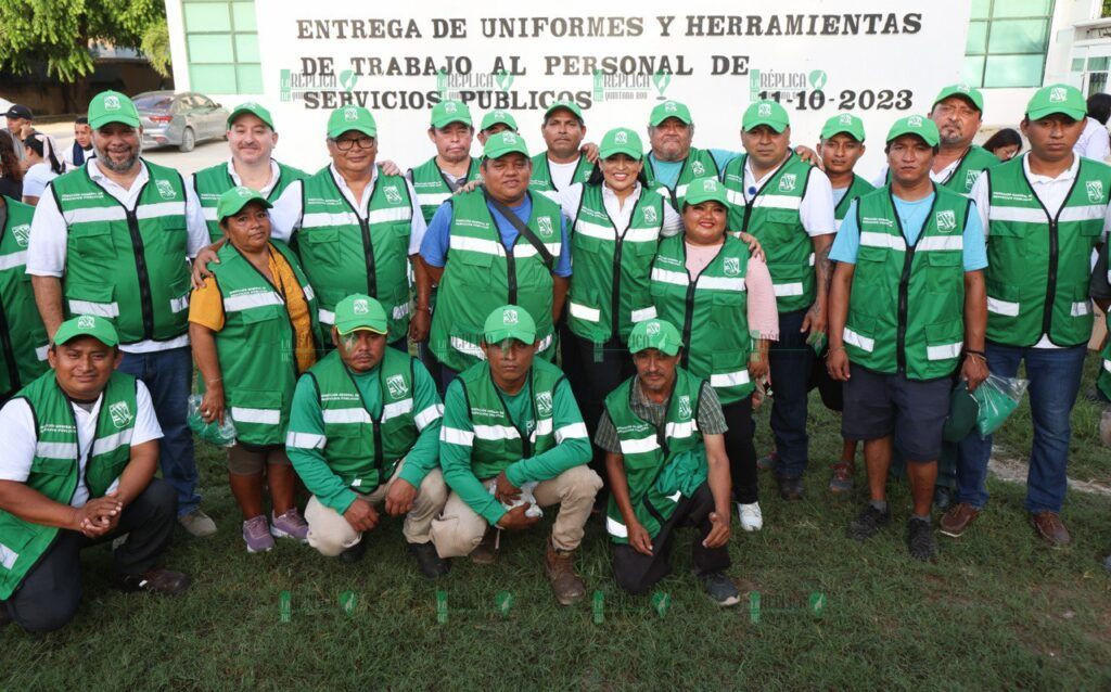 Entrega Blanca Merari equipamiento y uniformes a trabajadores de servicios públicos