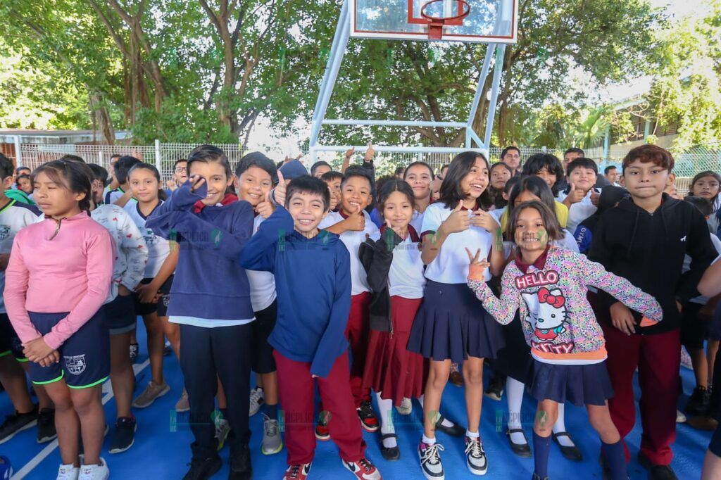 Espacios dignos para estudiantes; CROC rehabilita cancha deportiva