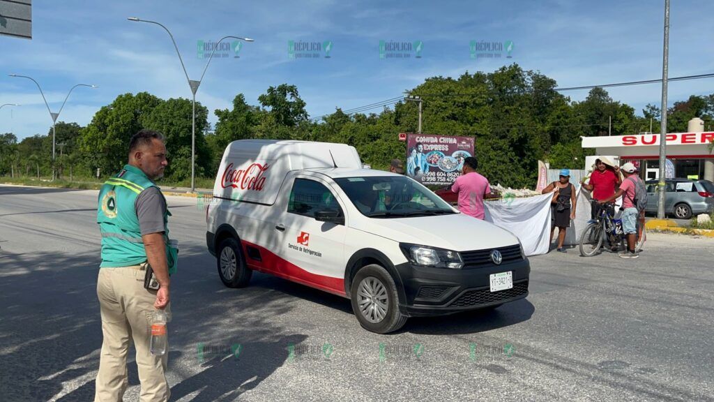 Bloquean vecinos de Tres Reyes de Cancún la López Portillo de manera parcial