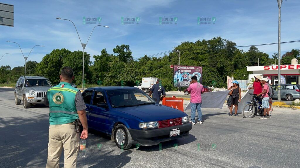 Bloquean vecinos de Tres Reyes de Cancún la López Portillo de manera parcial