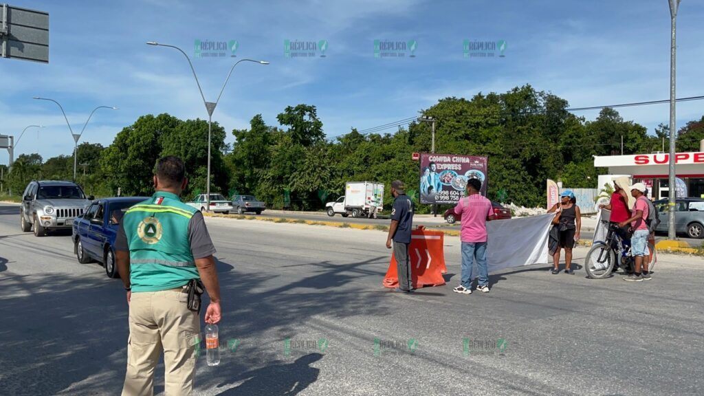 Bloquean vecinos de Tres Reyes de Cancún la López Portillo de manera parcial