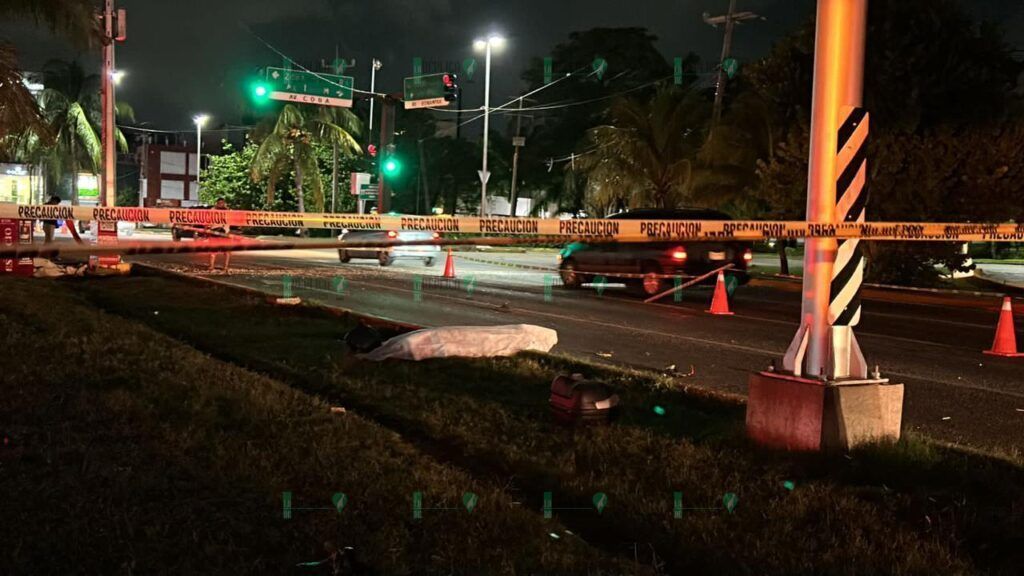 Muere motociclista tras ser embestido por camioneta, en la avenida Bonampak de Cancún