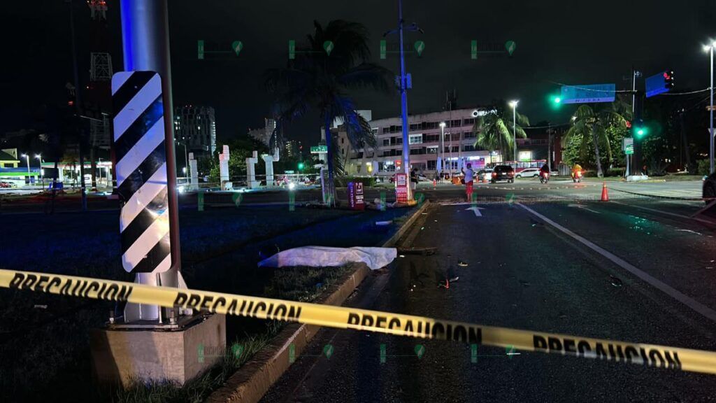 Muere motociclista tras ser embestido por camioneta, en la avenida Bonampak de Cancún