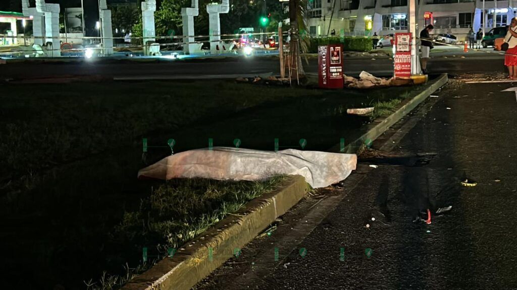 Muere motociclista tras ser embestido por camioneta, en la avenida Bonampak de Cancún