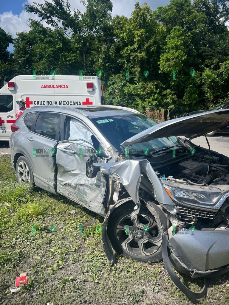 Choca patrulla de la policía estatal a dos automóviles en el fraccionamiento La Joya de Cancún