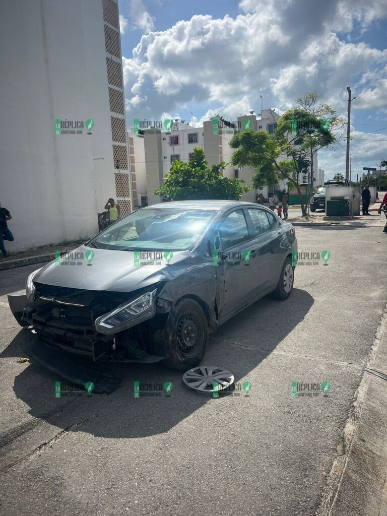 Choca patrulla de la policía estatal a dos automóviles en el fraccionamiento La Joya de Cancún