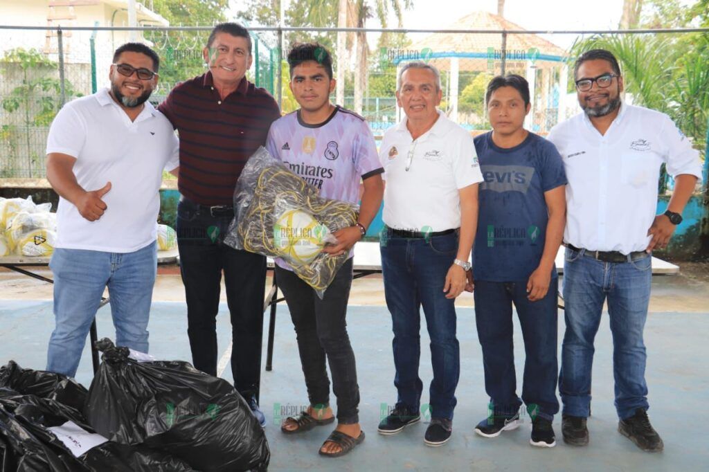 “Chepe” Contreras fortalece al deporte de Bacalar con la entrega de equipo para las diferentes ligas