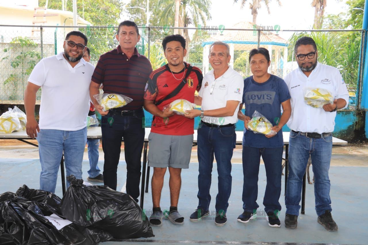 “Chepe” Contreras fortalece al deporte de Bacalar con la entrega de equipo para las diferentes ligas