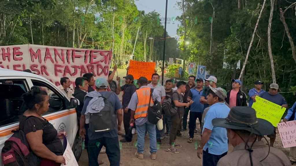 Bloquean ejidatarios de Chunyaxche Aeropuerto Internacional de Tulum