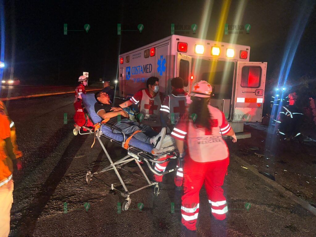 Al menos 9 lesionados deja choque entre van y góndola, en el tramo Playa del Carmen-Tulum