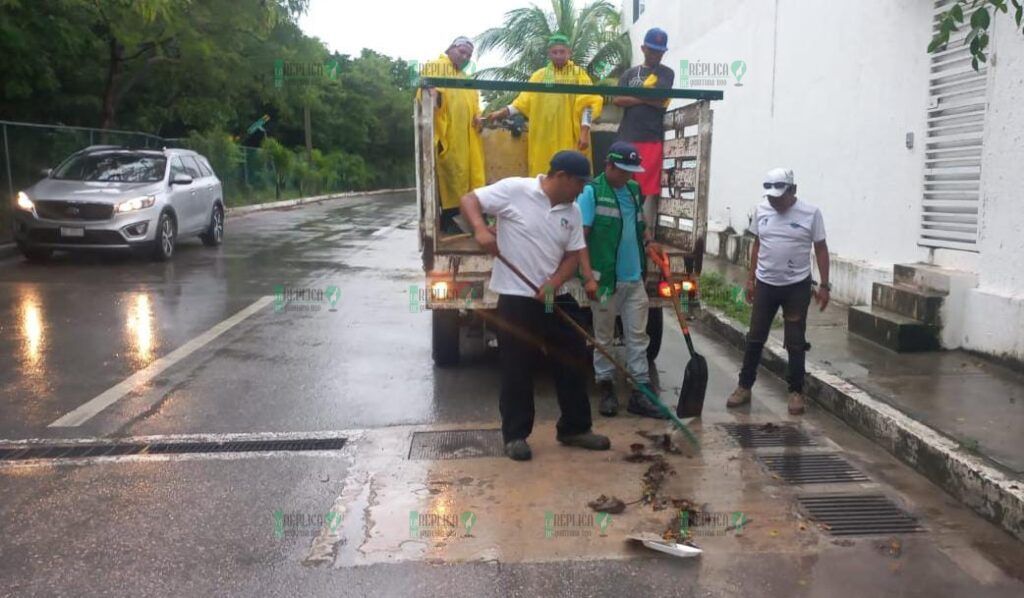 Intenso trabajo para mantener en funcionamiento la red de pozos pluviales en Puerto Morelos