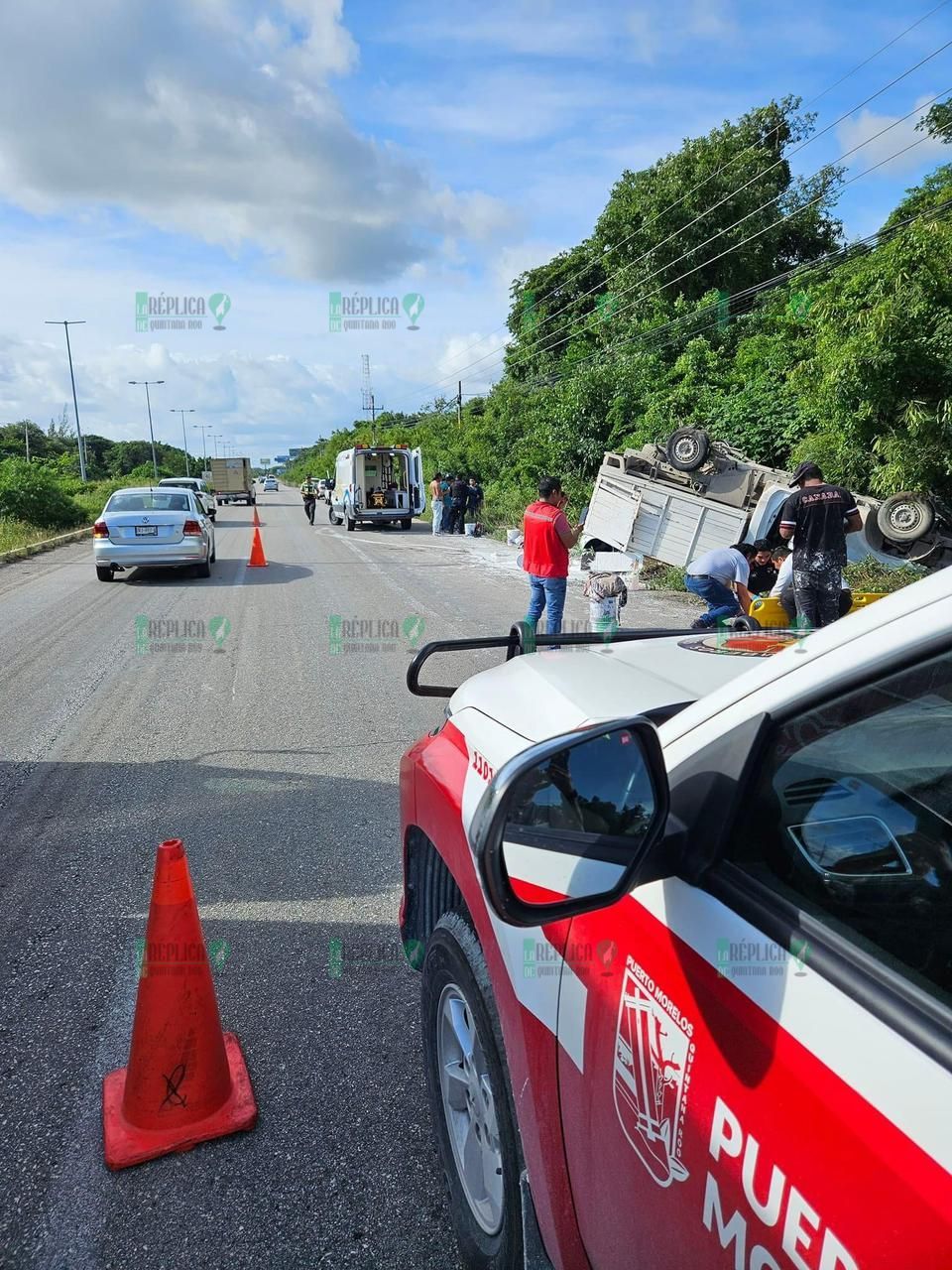 Deja al menos 4 lesionados aparatosa volcadura en el tramo Puerto Morelos-Cancún