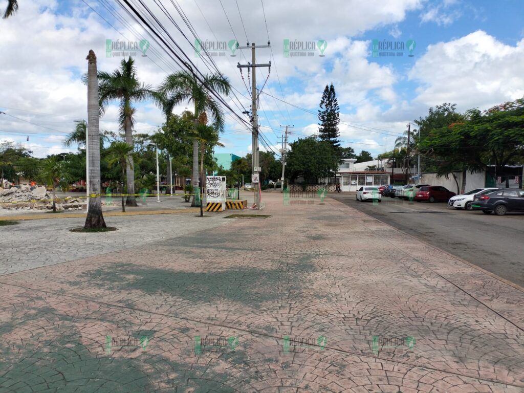 Inician demolición de la explanada principal del parque de Las Palapas en Cancún