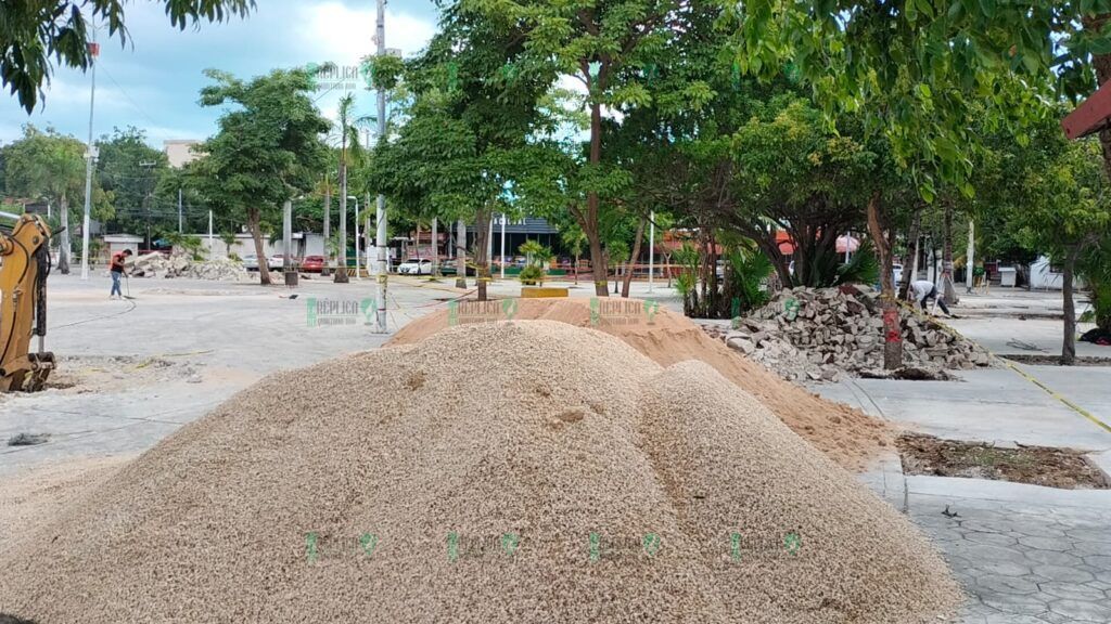 Inician demolición de la explanada principal del parque de Las Palapas en Cancún