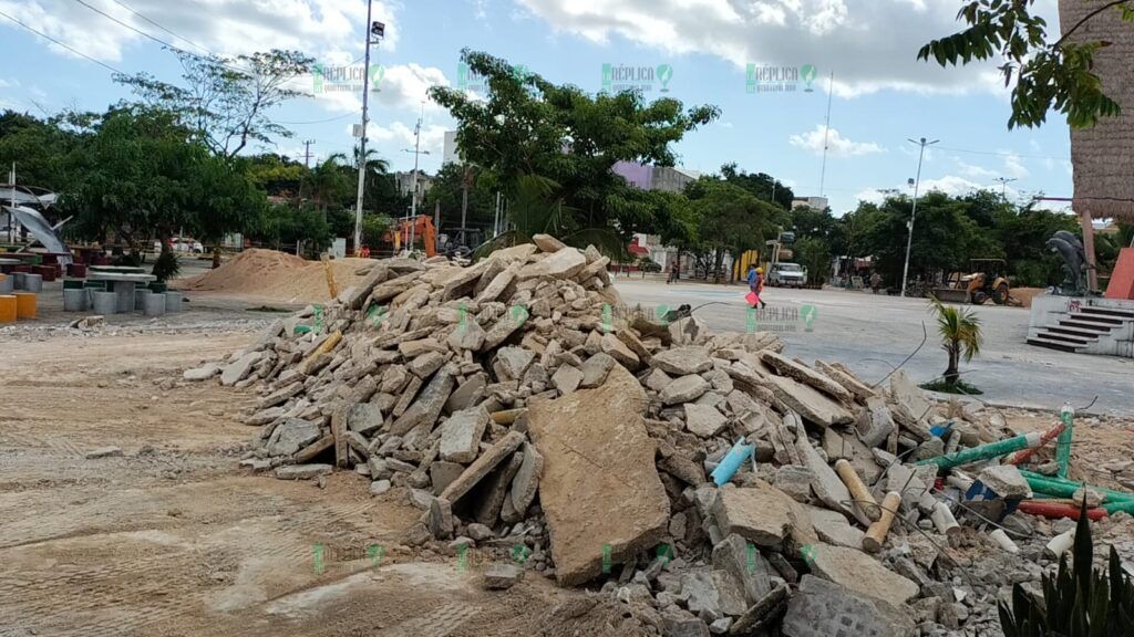 Inician demolición de la explanada principal del parque de Las Palapas en Cancún