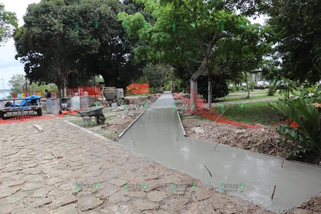 “Chepe” Contreras dignifica y da una nueva imagen al parque central de Bacalar