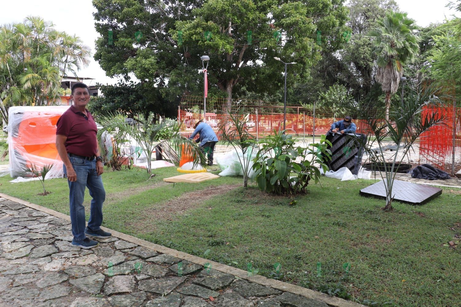 “Chepe” Contreras dignifica y da una nueva imagen al parque central de Bacalar